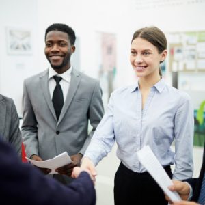 apartenaires-commerciaux-se-serrant-main